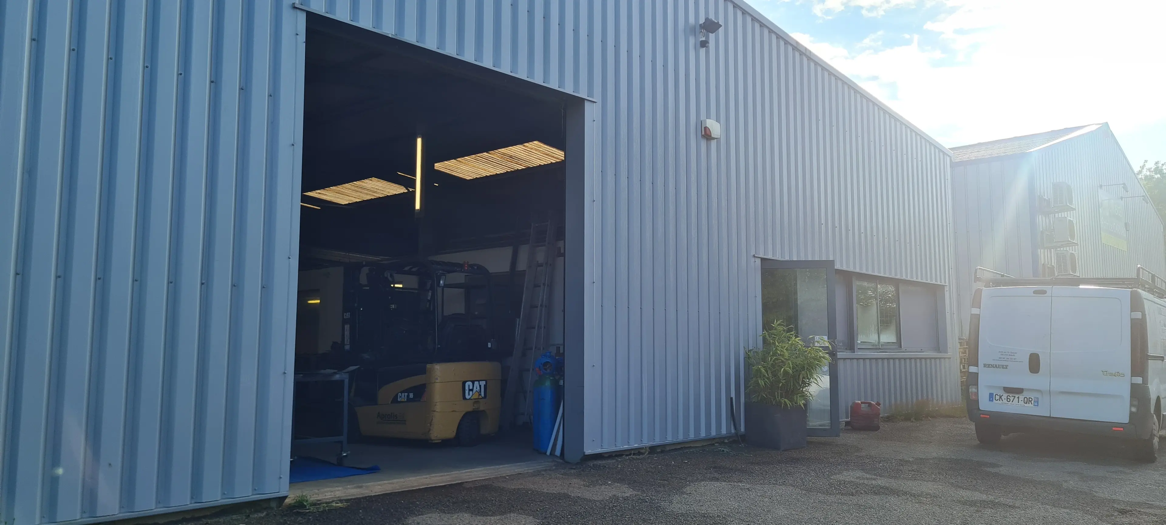 Façade de l'entrée de l'atelier LSA Industrie à Baud